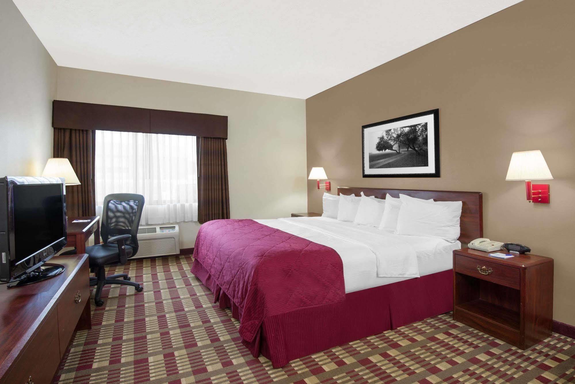 Baymont By Wyndham Boston Heights/Hudson Hotel Exterior photo