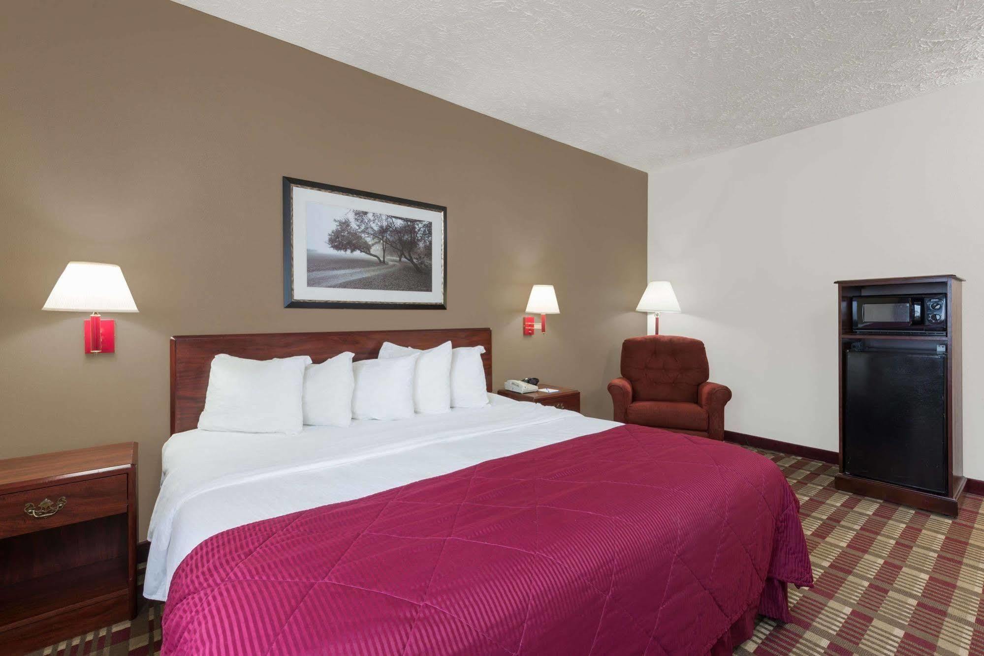 Baymont By Wyndham Boston Heights/Hudson Hotel Exterior photo